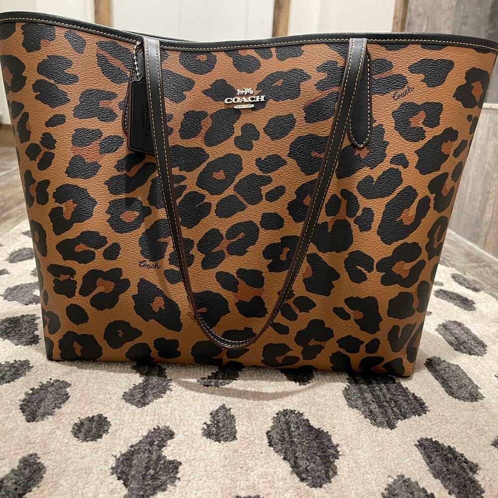 ‼️PRICE FIRM‼️ Coach City Tote With Leopard Print And Signature Canvas Interior.